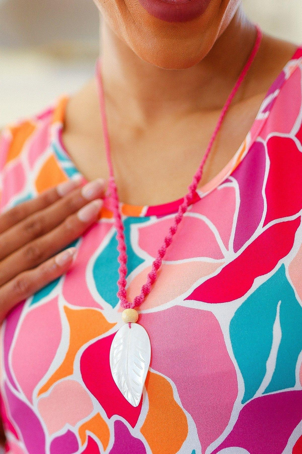 Pink Rope Iridescent Shell Feather Necklace - Coeur de la Mode