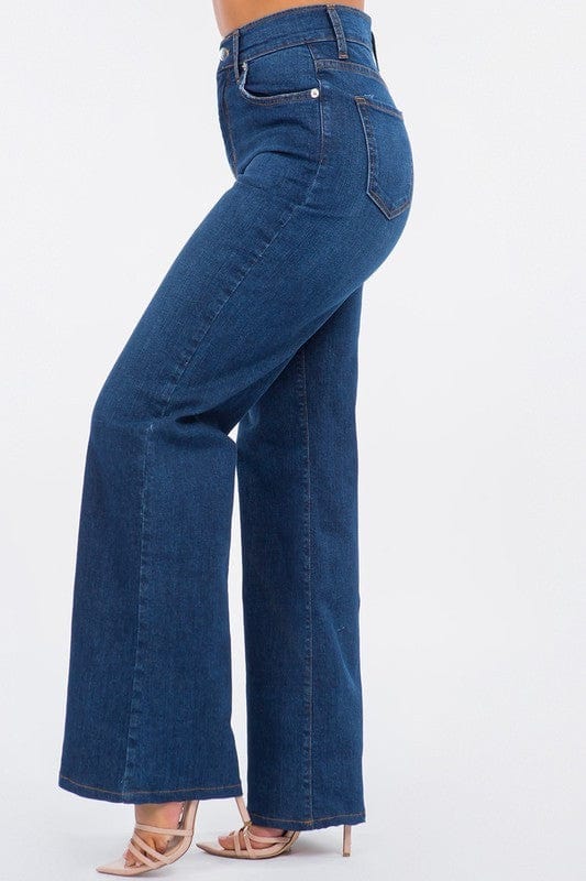 
 Update Your Wardrobe with Classic Elegance
 Revamp your style effortlessly with our Wide Leg Jean in Dark Wash. Crafted from premium denim, this piece offers unparCoeur de la Mode