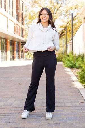 The Liz - Crossover Bootcut Leggings with Pockets - Coeur de la Mode