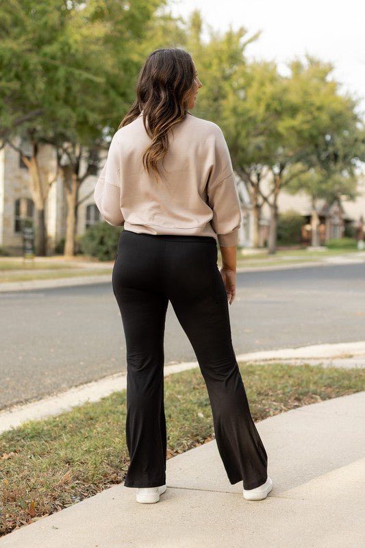 The Liz - Crossover Bootcut Leggings with Pockets - Coeur de la Mode