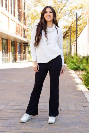 The Liz - Crossover Bootcut Leggings with Pockets - Coeur de la Mode